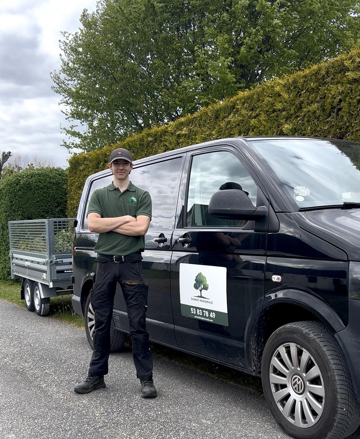 Freij foran Schmidt Haveservice's varevogn og trailer